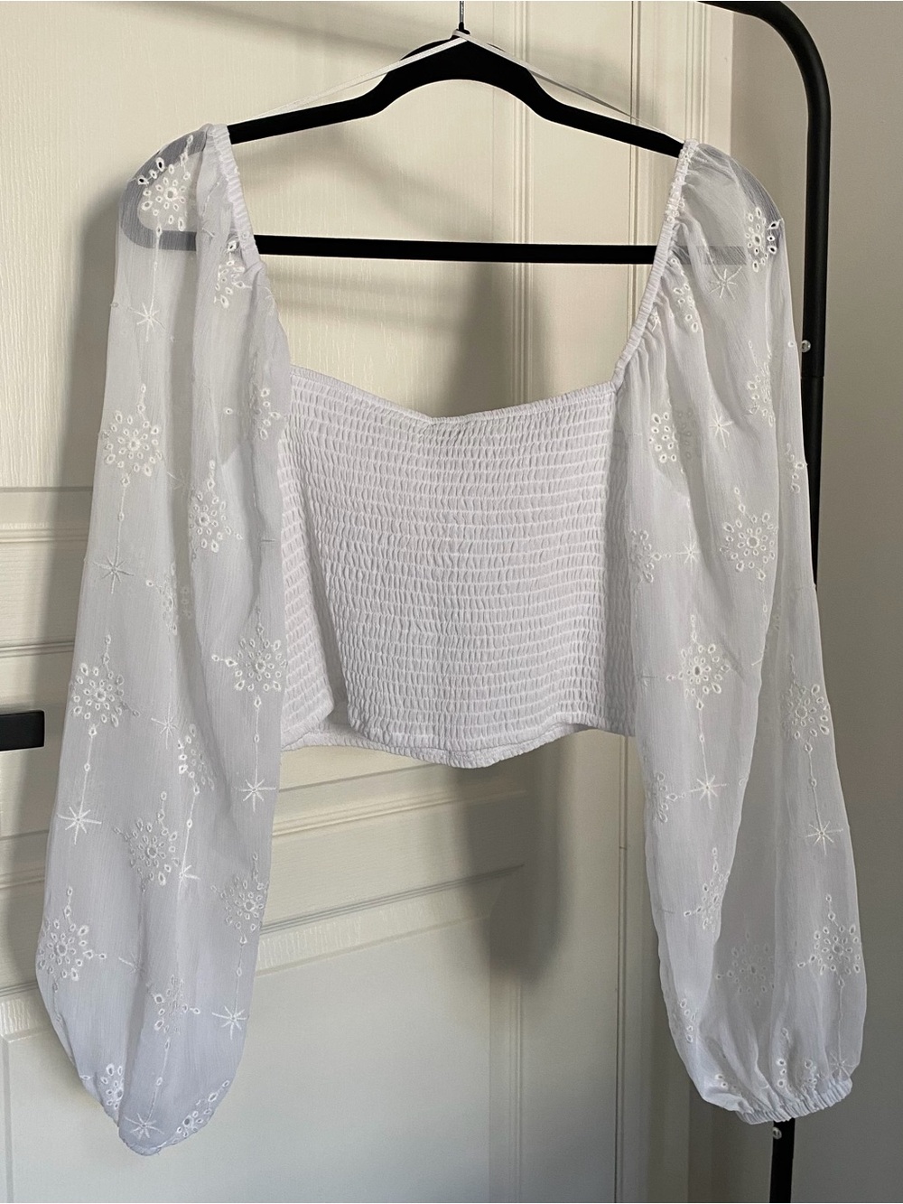 NWT Dynamite White Smocked Crop Top with Embroidered Puff Sleeves - Picture 2 of 5